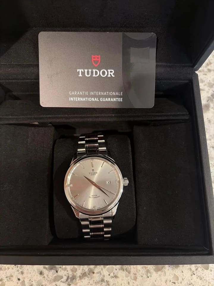 Tudor Style Box and cars great condition — photo 6