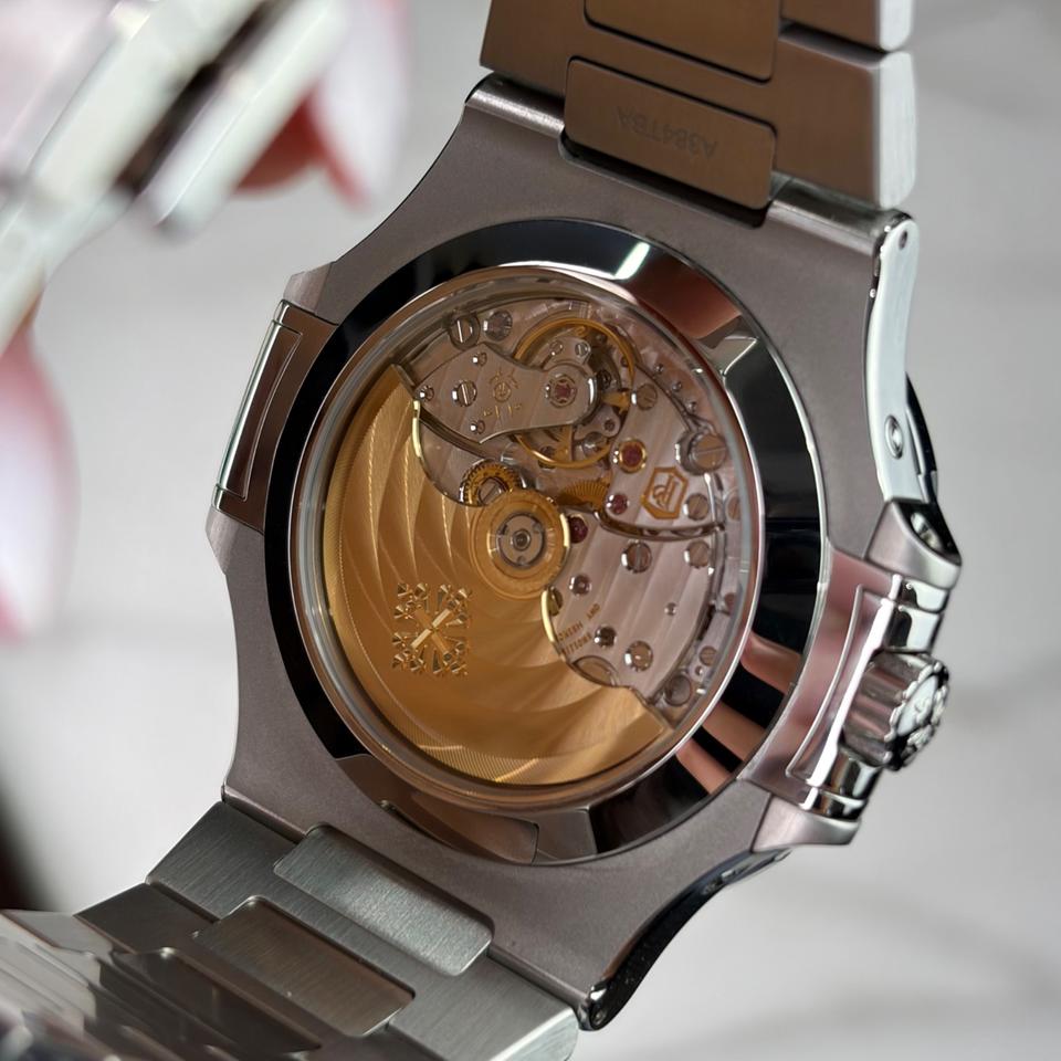 Patek Philippe Nautilus Annual Calendar — photo 4