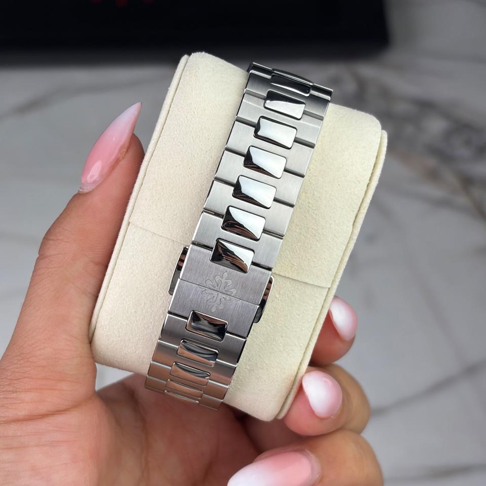 Patek Philippe Nautilus Annual Calendar — photo 7