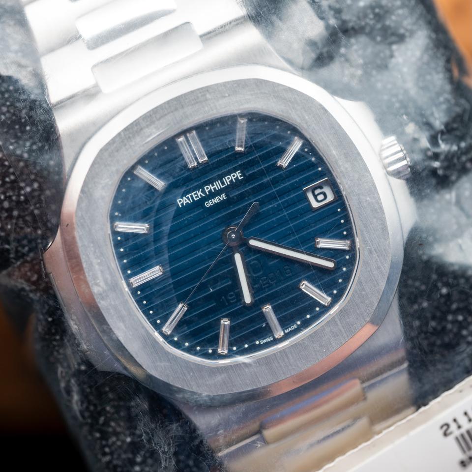 Patek Philippe Nautilus 40th Anniversary Nautilus FACTORY SEALED 5711/1P-001 Platinum Baguette Dial — photo 4