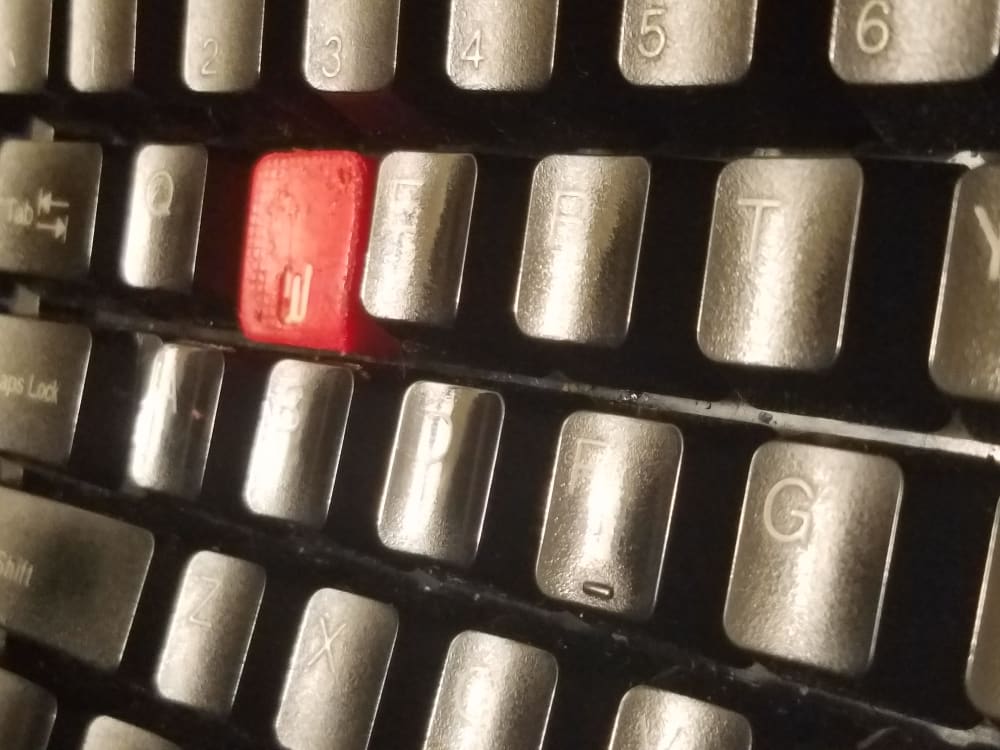 Do note the seemingly melted rubber 'W' gaming cap, as well.