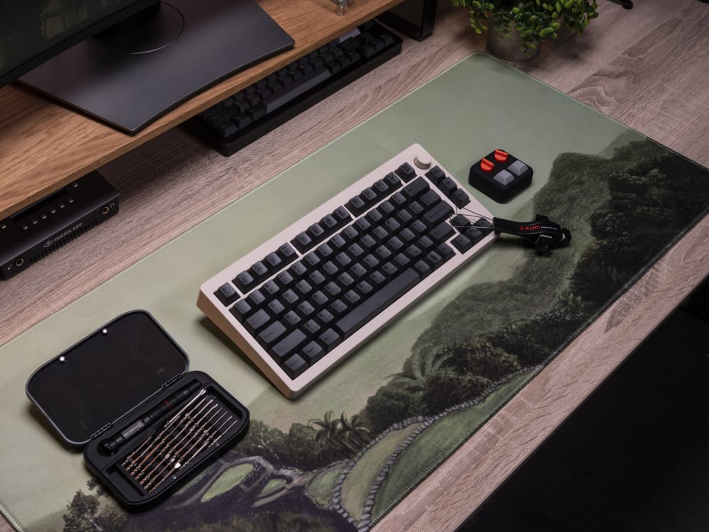 CF81 Vintage White with Lost City Desk Mat and Pixie Macropad