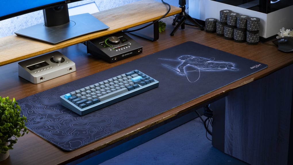 Attack on Titan Topo Desk Mat