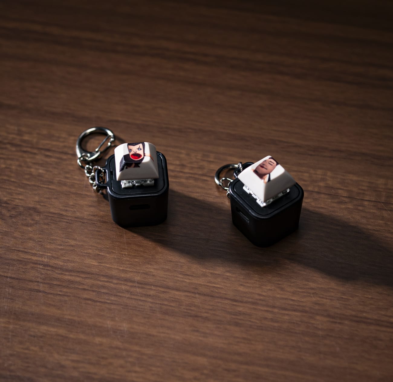 Kotte Keycap Fidgets: laying on a wooden desk