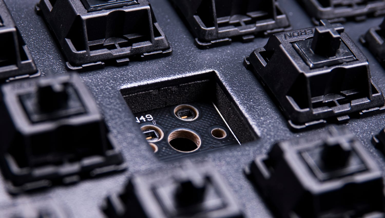 How to install switches on hot swap keyboards