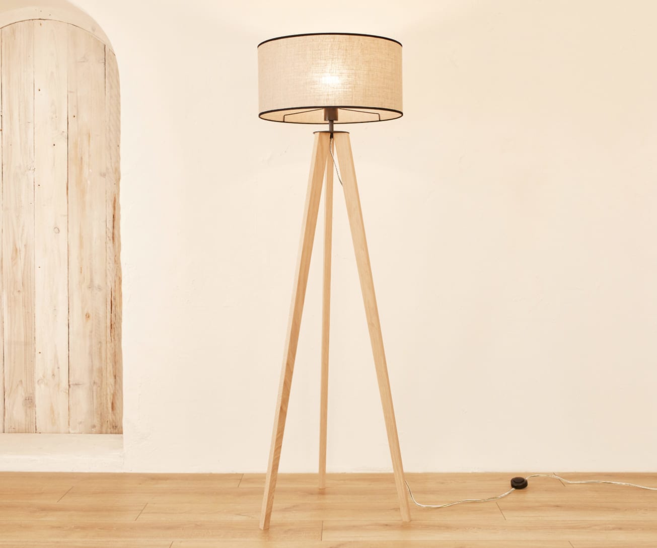 lampadaire trépied en bois nya