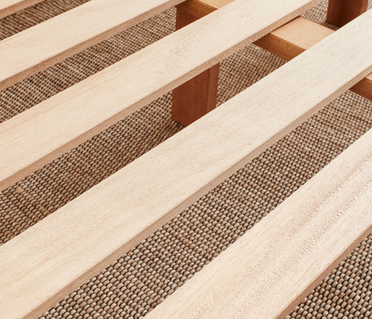 Table de chevet en bois massif LUCA – Fabrication artisanale – Kipli