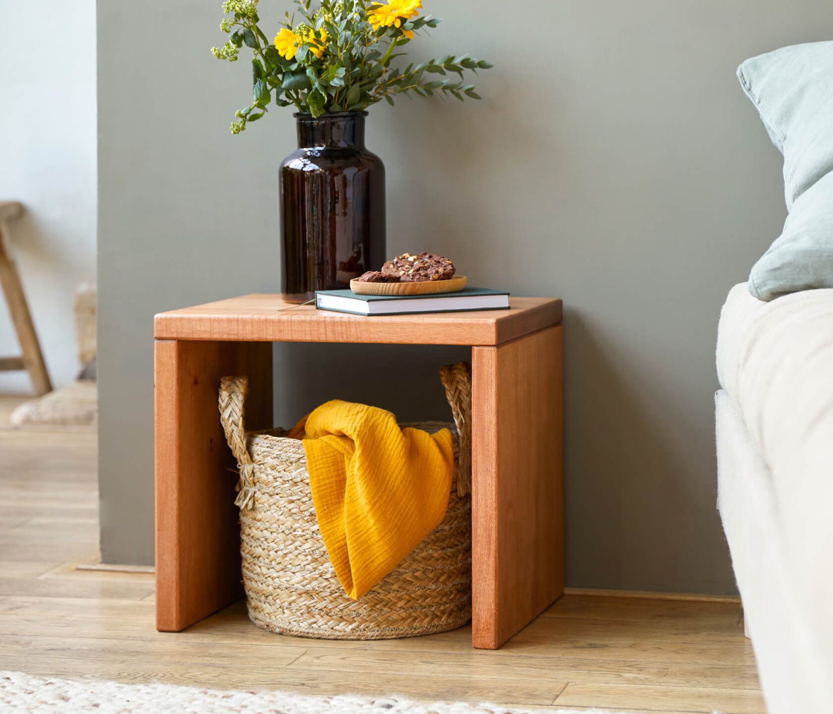 Table de chevet ou table auxiliaire en bois massif ton olive de différentes  tailles