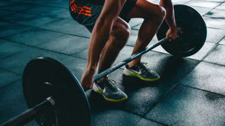 gym member doing deadlifts