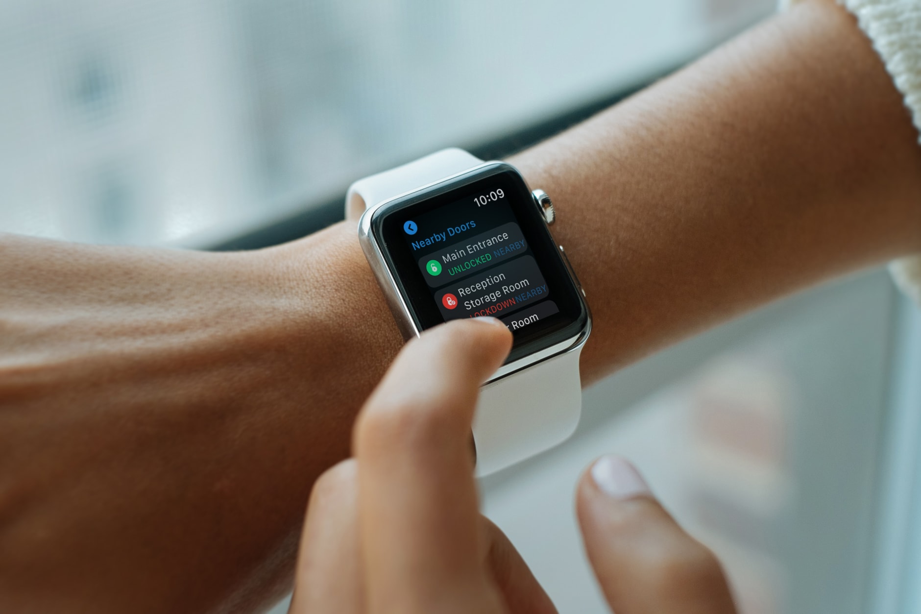 一個人透過Kisi應用程式在Apple Watch上解鎖門的影象