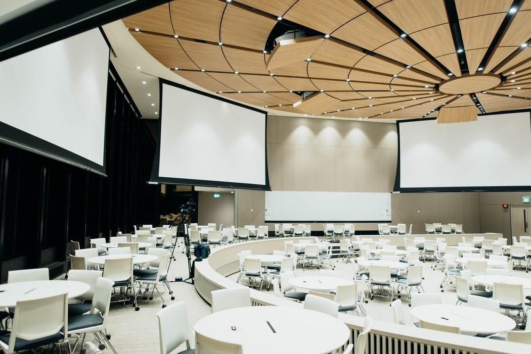 7 Stylish Conference Table Setup Ideas for Coworking Spaces