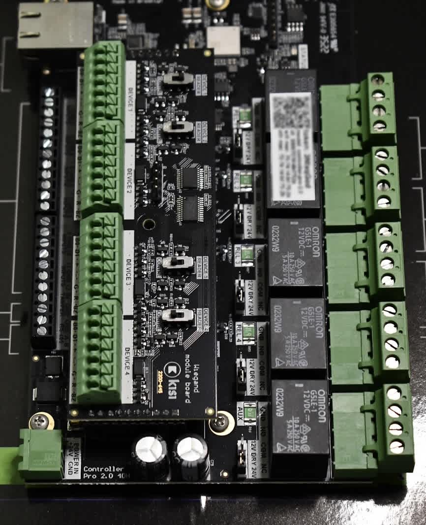 An image showing an installed Wiegand board on the Kisi Controller Pro