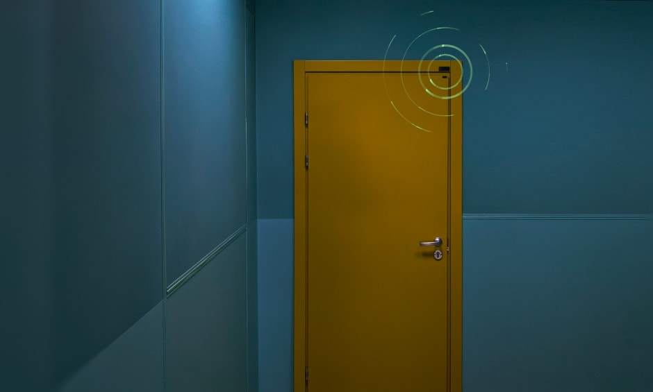 An mock up of a door with installed Kisi sensor