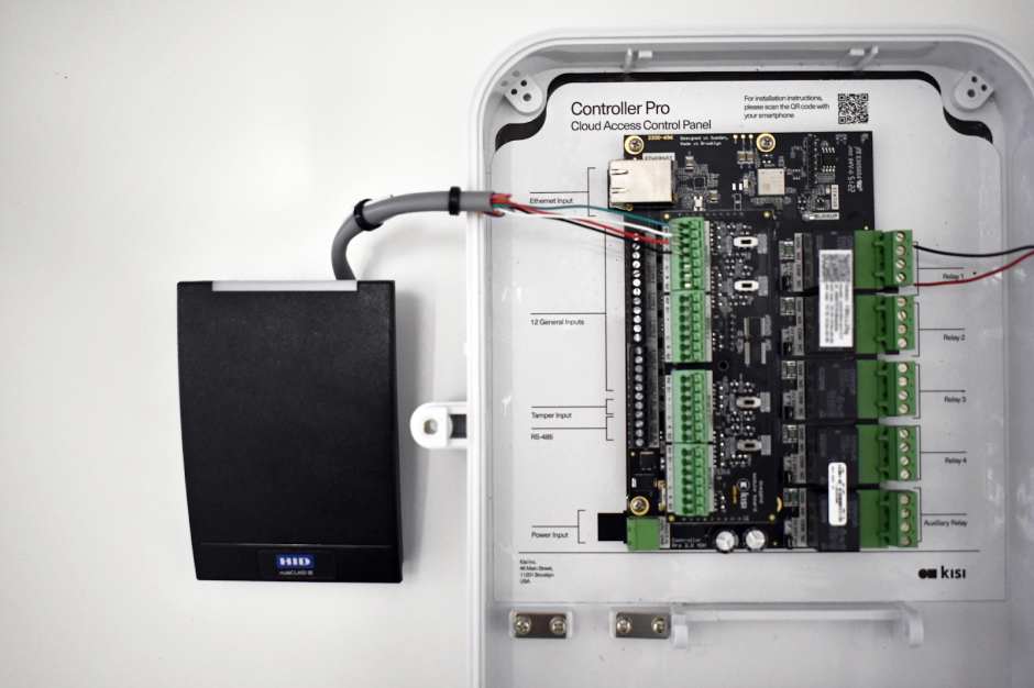 An image showing a Kisi Controller Pro 2 wired with an HID multiCLASS reader