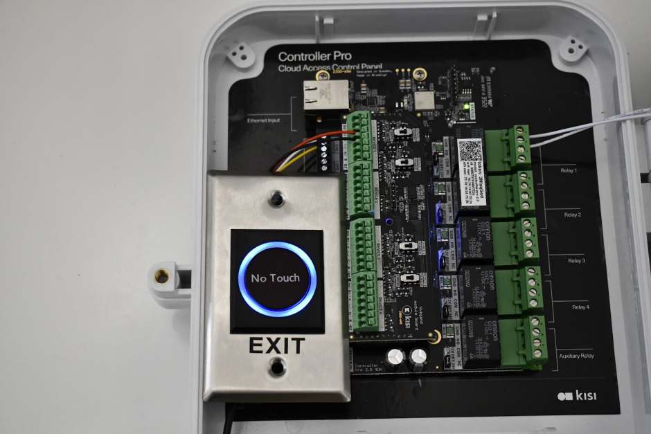an image showing a no-touch exit button wired with the Kisi access control panel