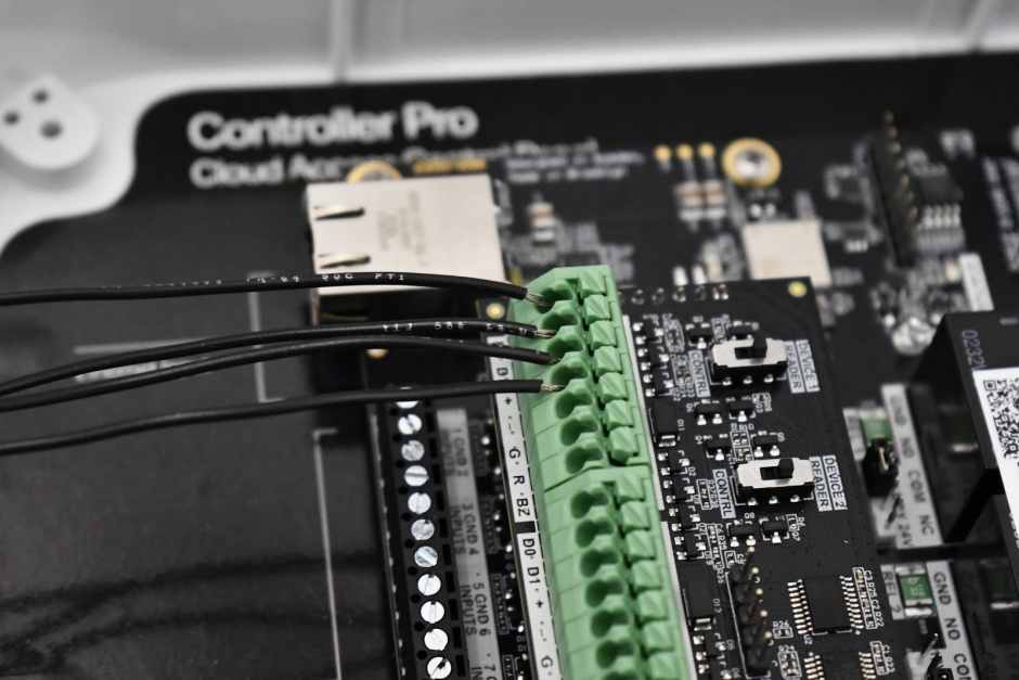 An close up of a finished wiring of a Kisi and QR reader installation