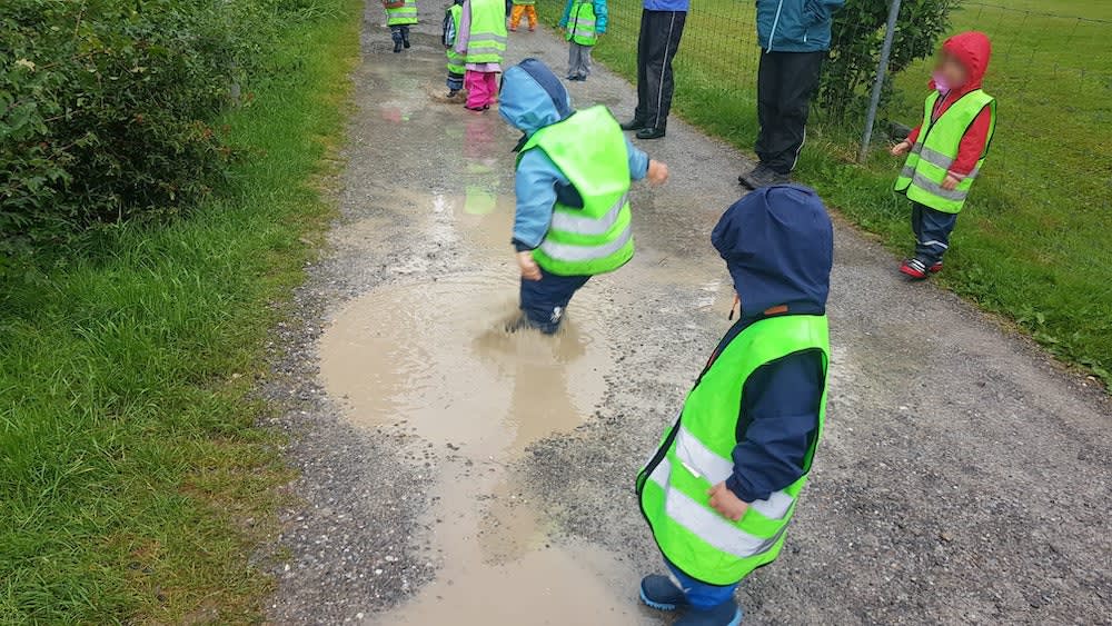 kinderkrippe bluemli - spielen im regen