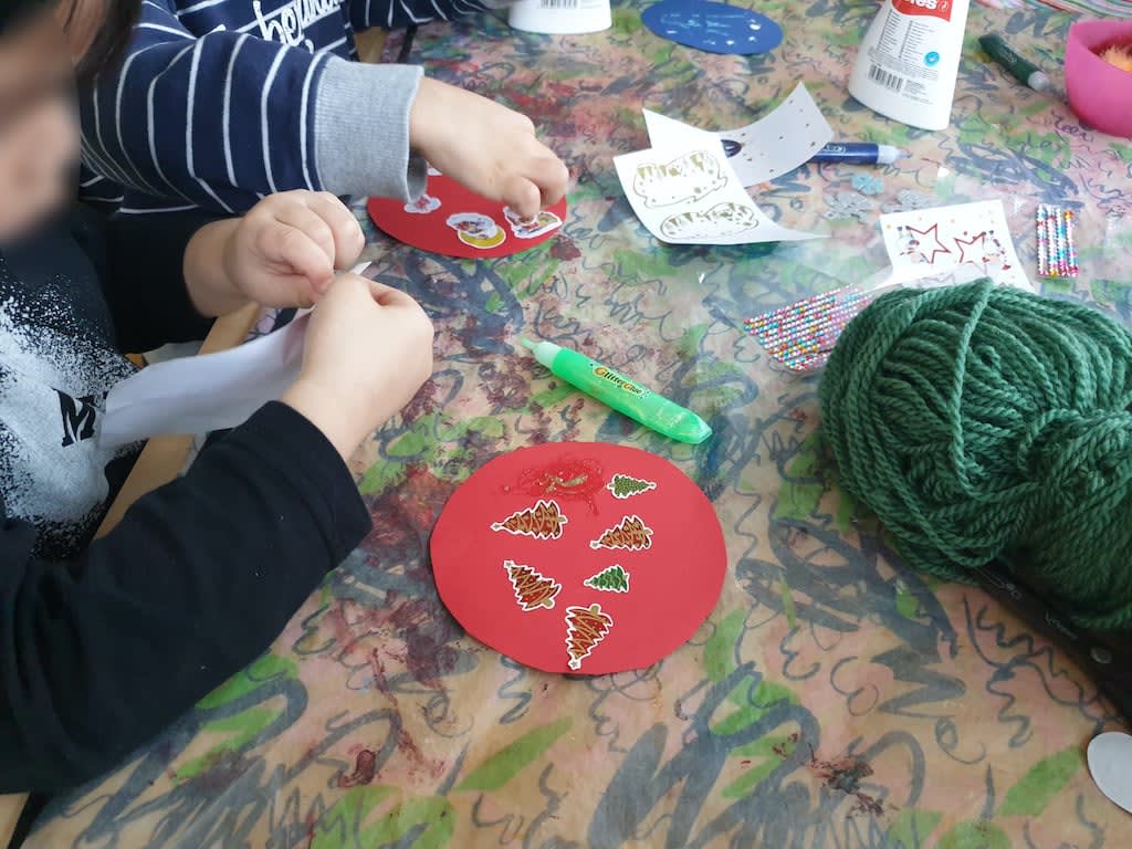 Schneekugel dekorieren Kinderkrippe und WaldkinderkrippeBlluemli in Zuerich Witikon