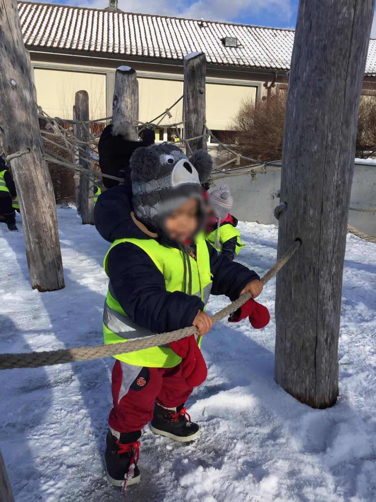 Schnee auf dem Spielplatz