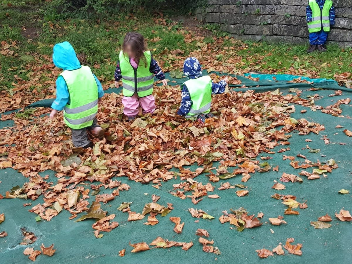 Herumtoben in Herbstblätter