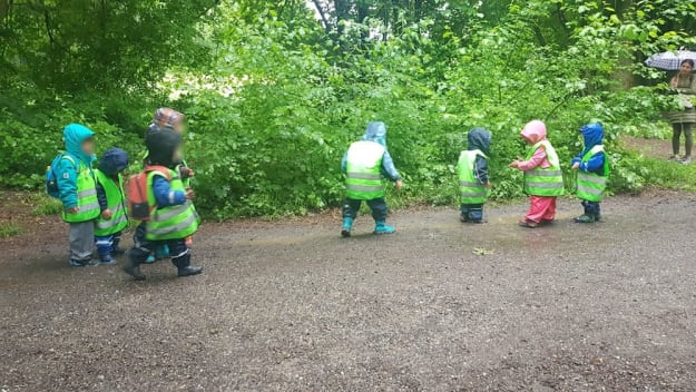 kinderkrippe bluemli - spielen im regen