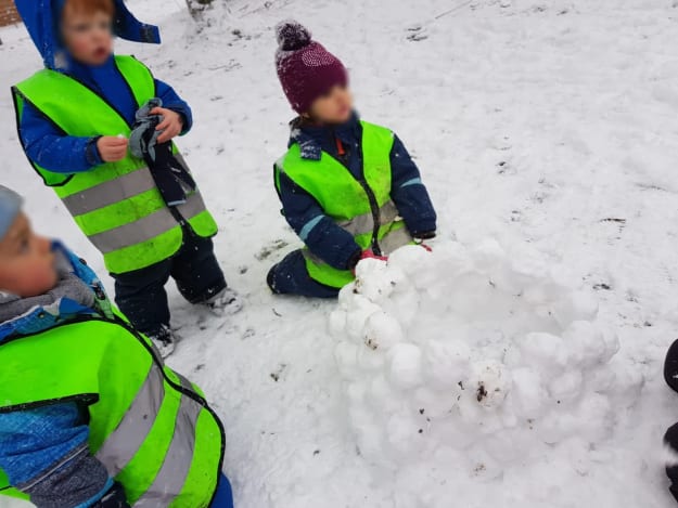 Iglu und schneemann bauen