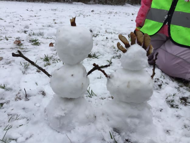 Schneemann und Schneefrau bauen