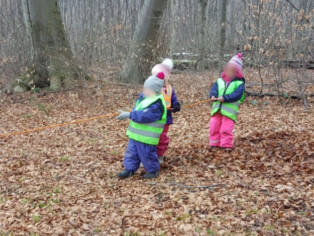 Seilspringen und Seilziehen im Wald