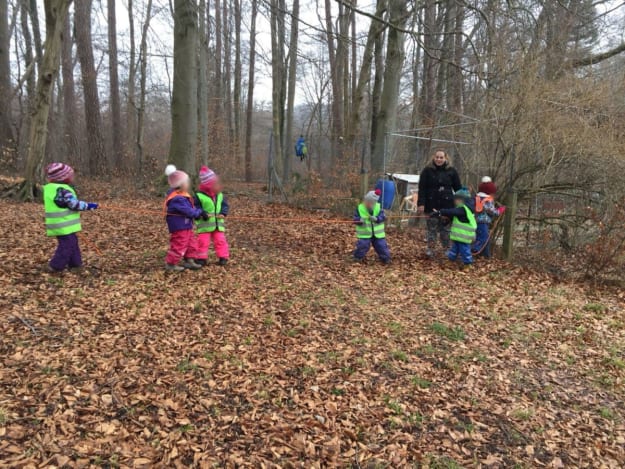 Seilspringen und Seilziehen im Wald