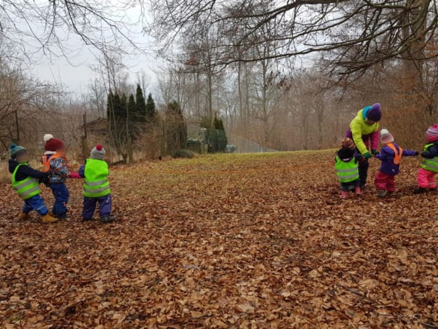 Seilspringen und Seilziehen im Wald