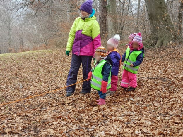 Seilspringen und Seilziehen im Wald