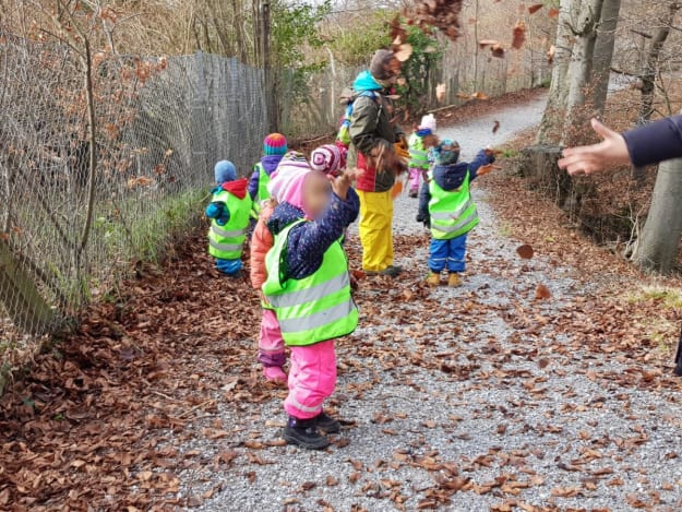 Wir spazieren zurück zur Kinderkrippe