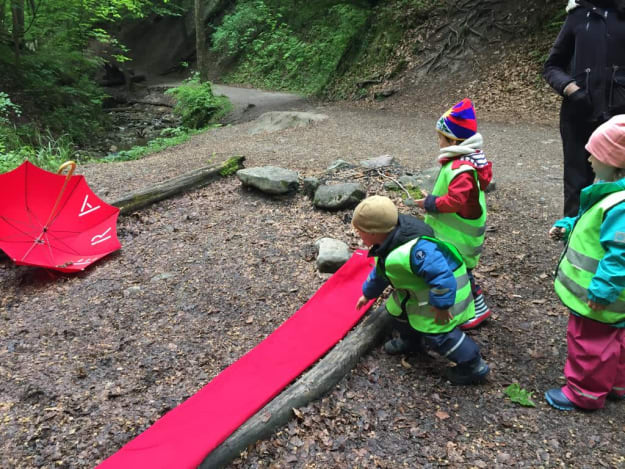 kinderkrippe bluemli - Zielwurf in den roten Schirm