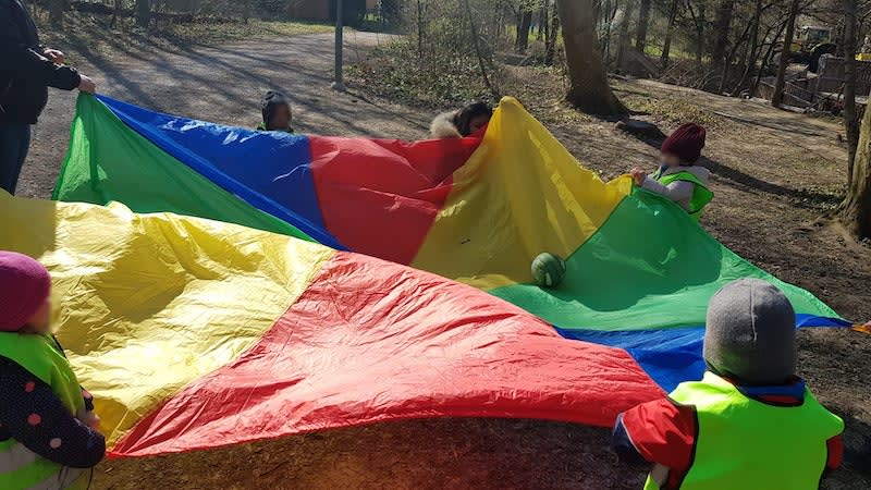 kitabluemli - spielen mit dem regenbogentuch