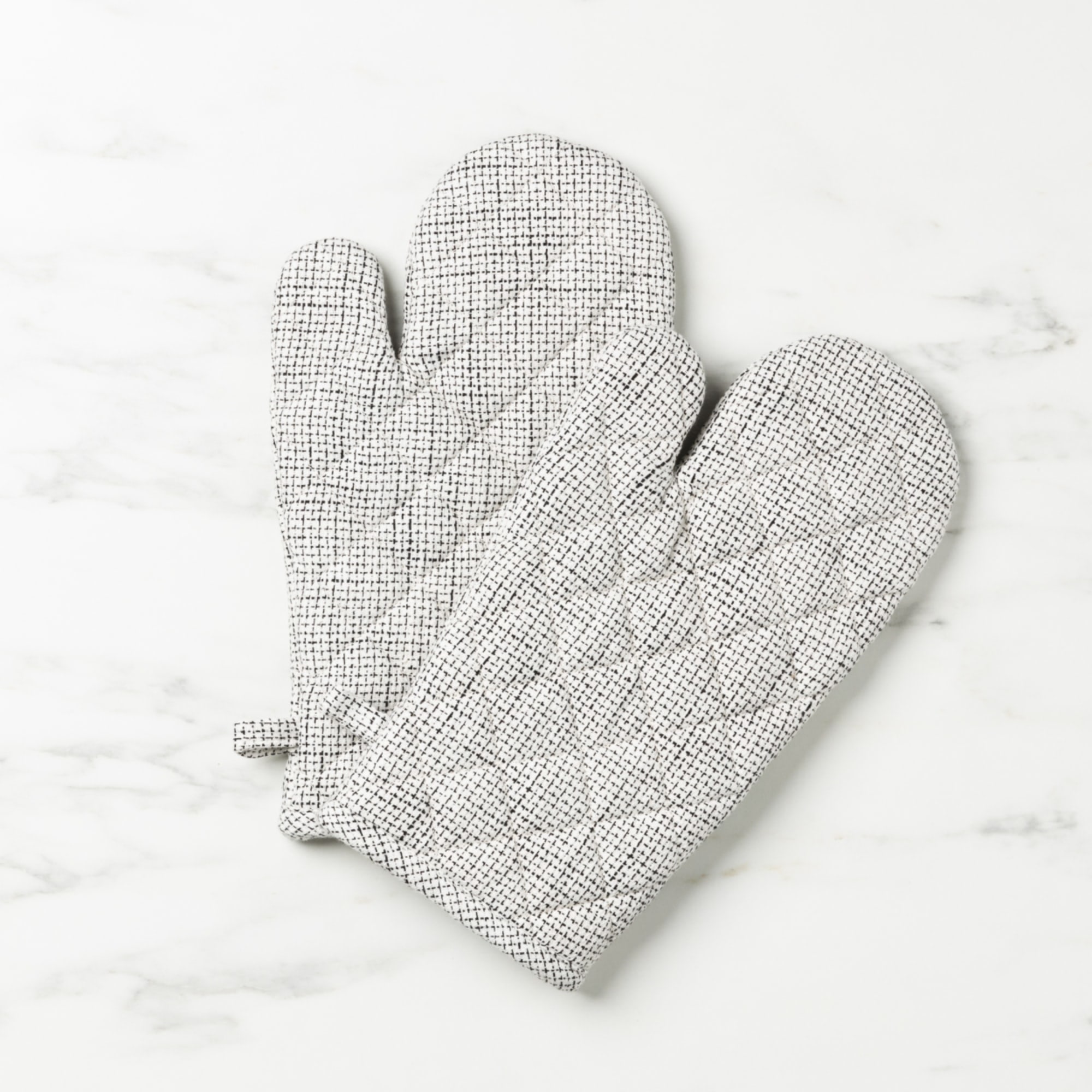 https://res.cloudinary.com/kitchenwarehouse/image/upload/c_fill,g_face,w_1250/f_auto/t_PDP_2000x2000/Kitchen%20Warehouse%20Images%20/Salisbury-Co-Devon-Oven-Glove-Set-of-2-White-HERO_.jpg