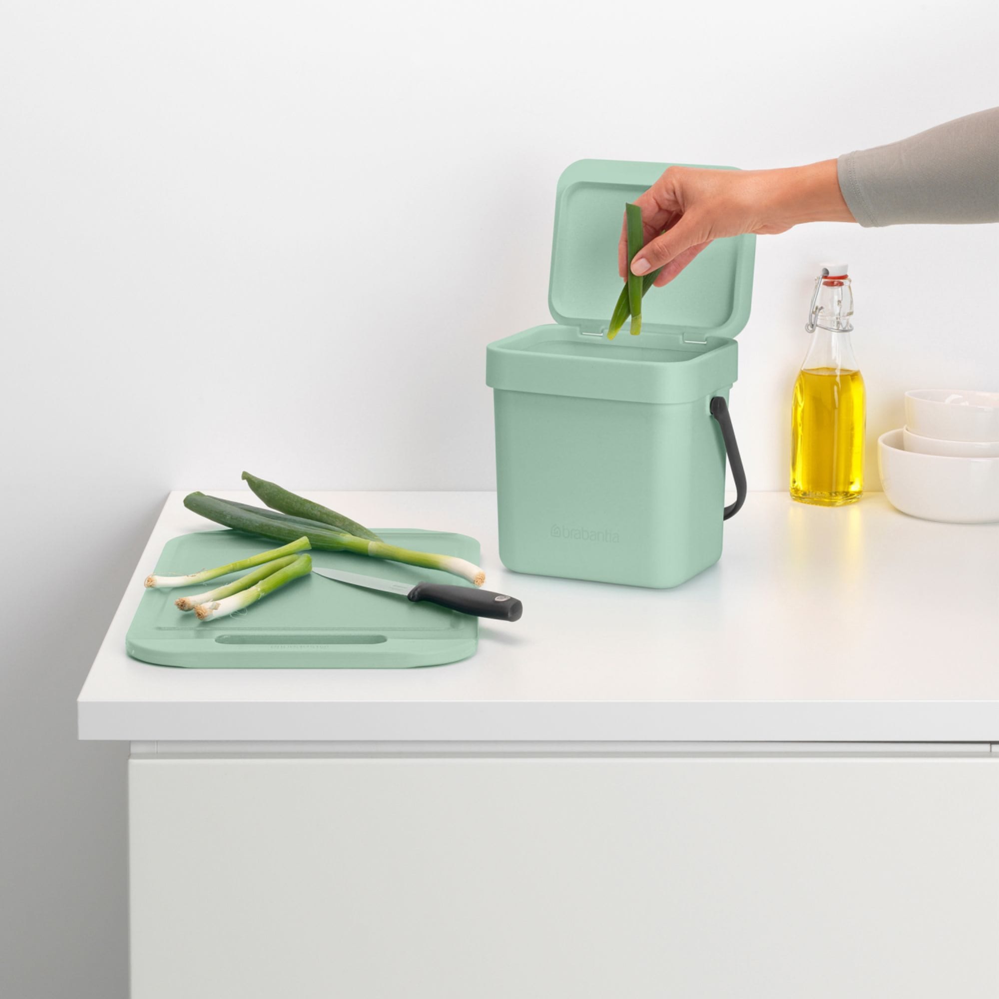 Brabantia Sort & Go Kitchen Recycling Can (3.2 Gal/Jade Green) Stackable  Waste Organiser with Handle & Removable Lid, Wall/Cupboard Mounting