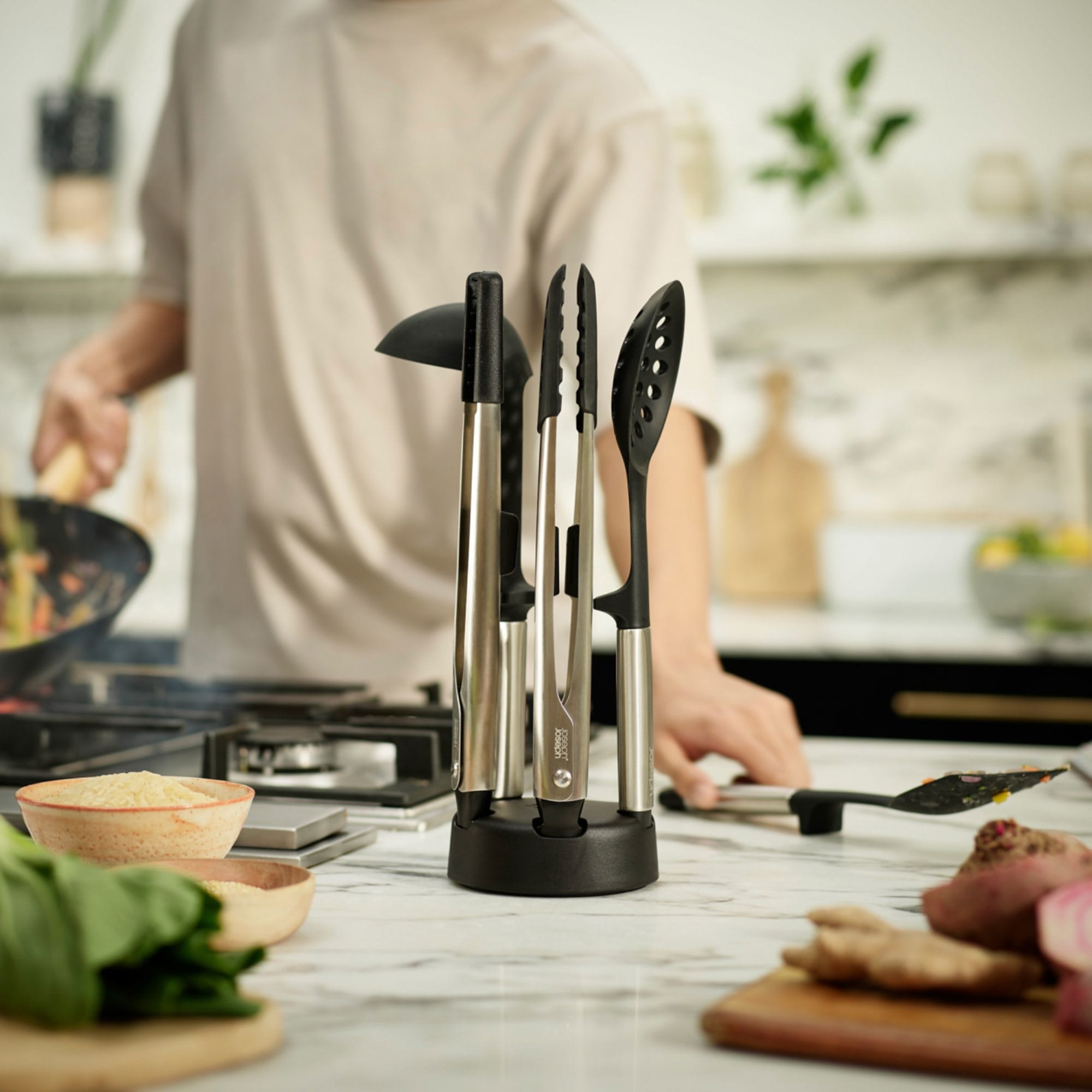 https://res.cloudinary.com/kitchenwarehouse/image/upload/c_fill,g_face,w_1250/f_auto/t_PDP_2000x2000/Supplier%20Images%20/2000px/Joseph-Joseph-Elevate-Fusion-Utensil-Set-5pc_2_2000px.jpg