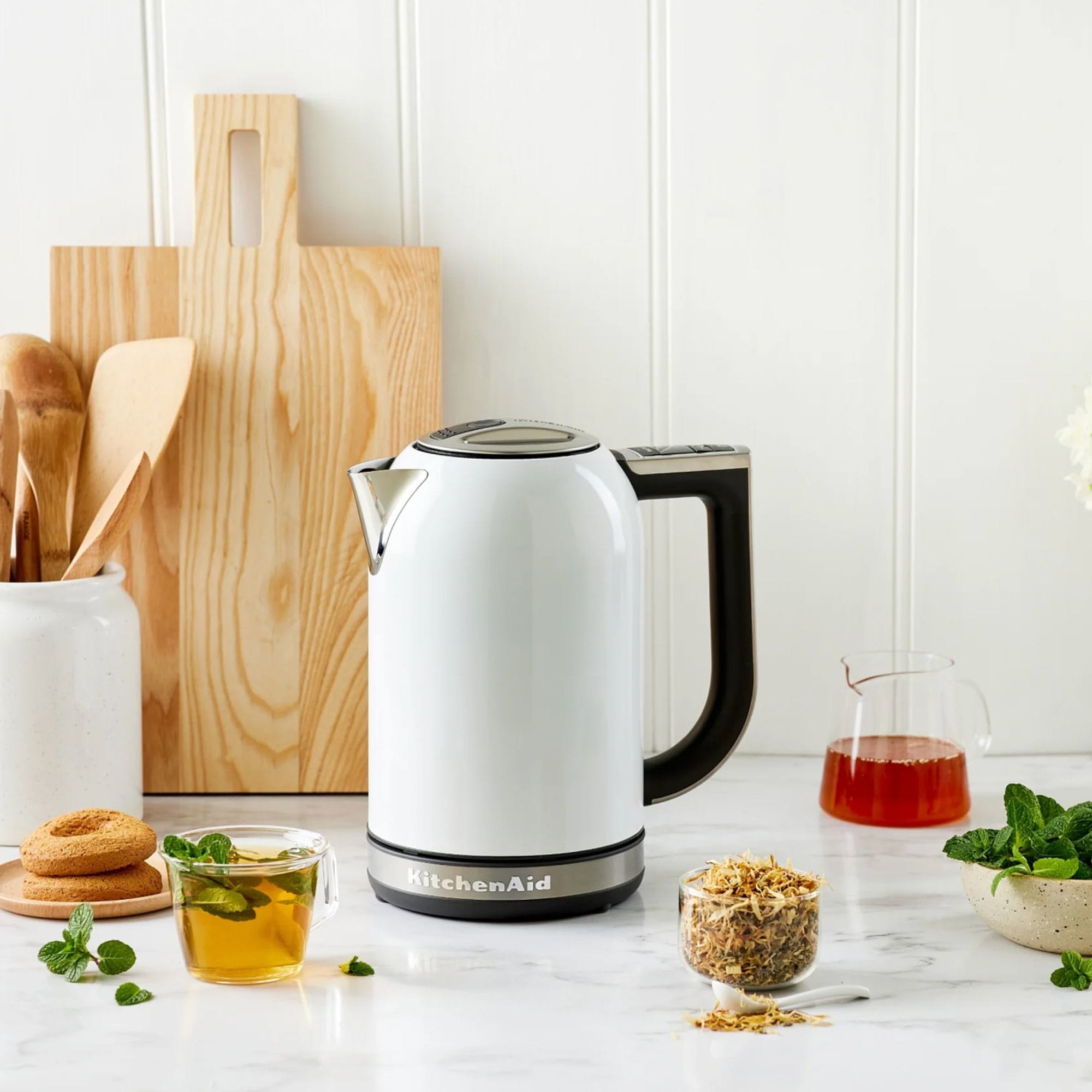 KitchenAid KEK1222 electric kettle has a removable limescale