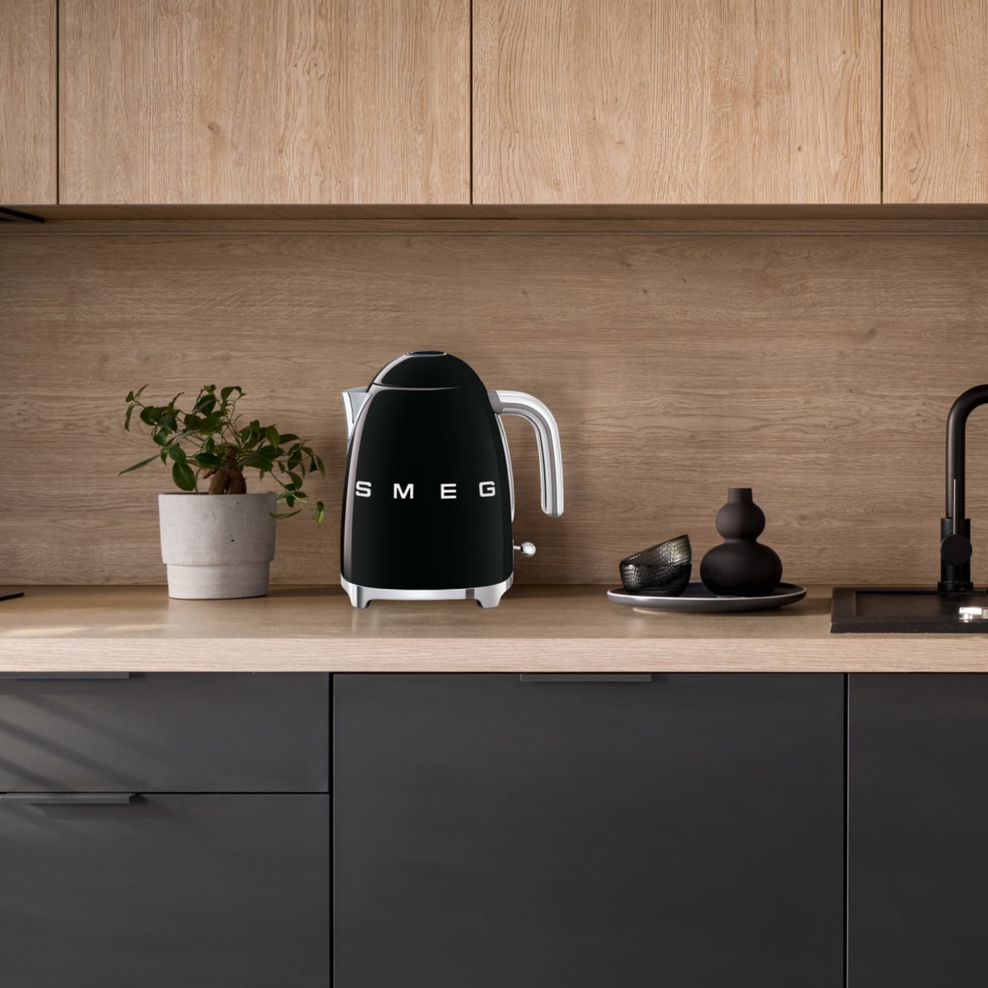 Smeg Retro Electric Kettle - Black