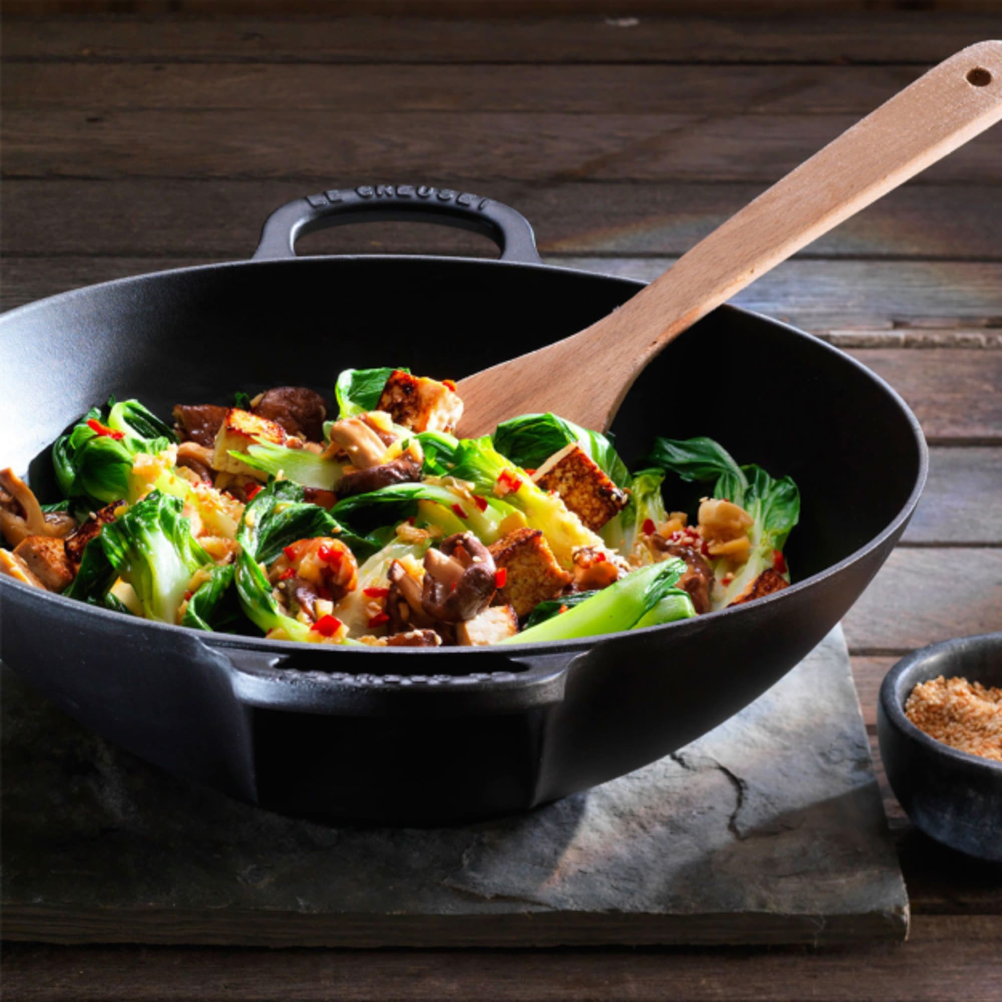https://res.cloudinary.com/kitchenwarehouse/image/upload/c_fill,g_face,w_625/f_auto/t_PDP_2000x2000/Supplier%20Images%20/2000px/Le-Creuset-Cast-Iron-Wok-with-Glass-Lid-32cm-Satin-Black_2_2000px.jpg