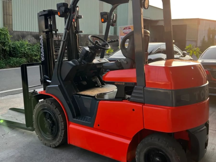 TOYOTA 電動堆高機 7FB30