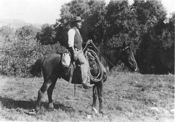 George McJunkin on horseback with a coiled rope, in a photograph from about 1907