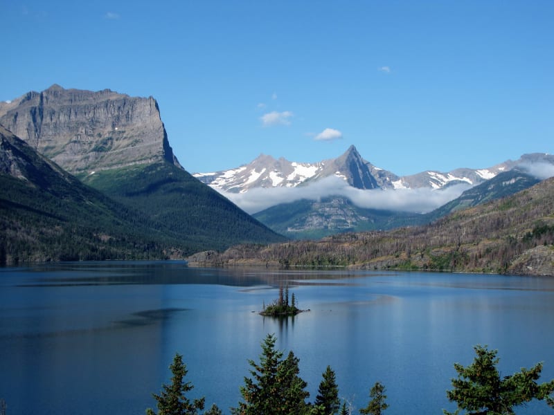 Wild Goose Island in St. Mary Lake, Glacier National Park, with Dusty Star Mountain on the left, Fusillade Mountain on the right and snowy Gunsight Mountain between