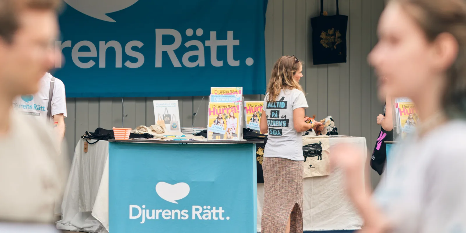 En volonär vid ett Djurens Rätt bås