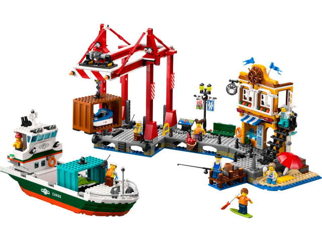 Port morski z frachtowcem
