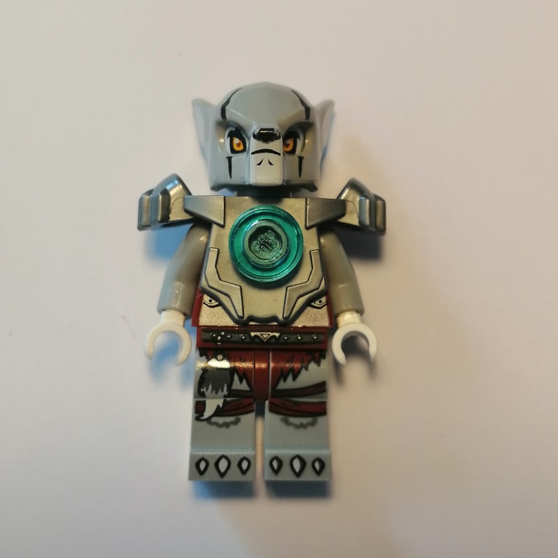 Worriz with Flat Silver Large Shoulder Armor