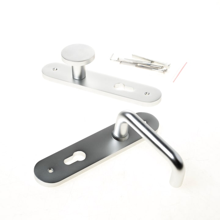 Knop-/krukgarnituur aluminium op schild 45x210mm, D-model F1 afgerond model PC72 LS