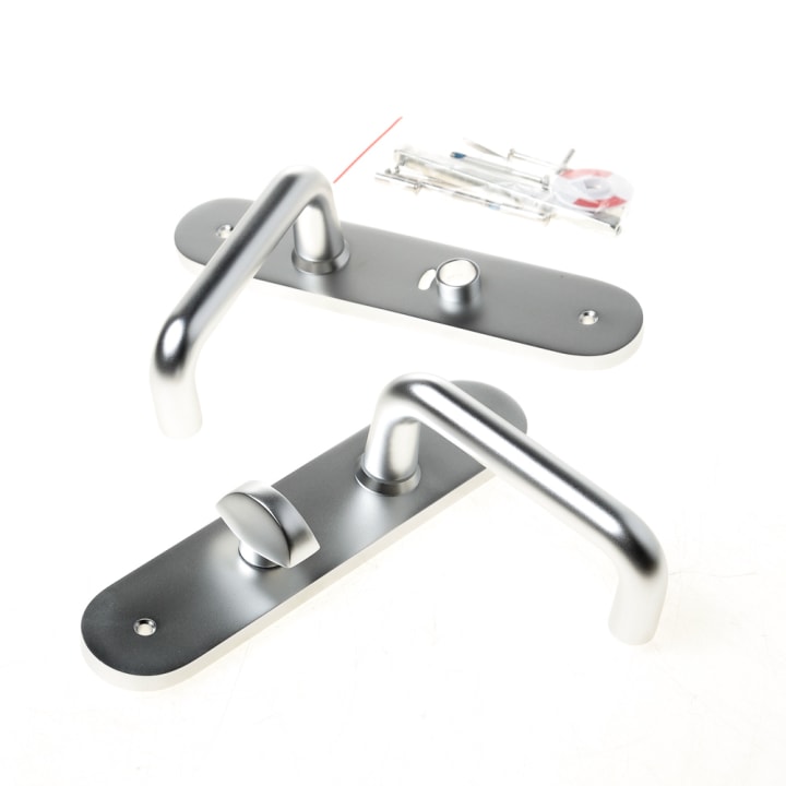 Deurkrukgarnituur aluminium op schild 45x210mm, D-model F1 afgerond model WC 8x63 RS