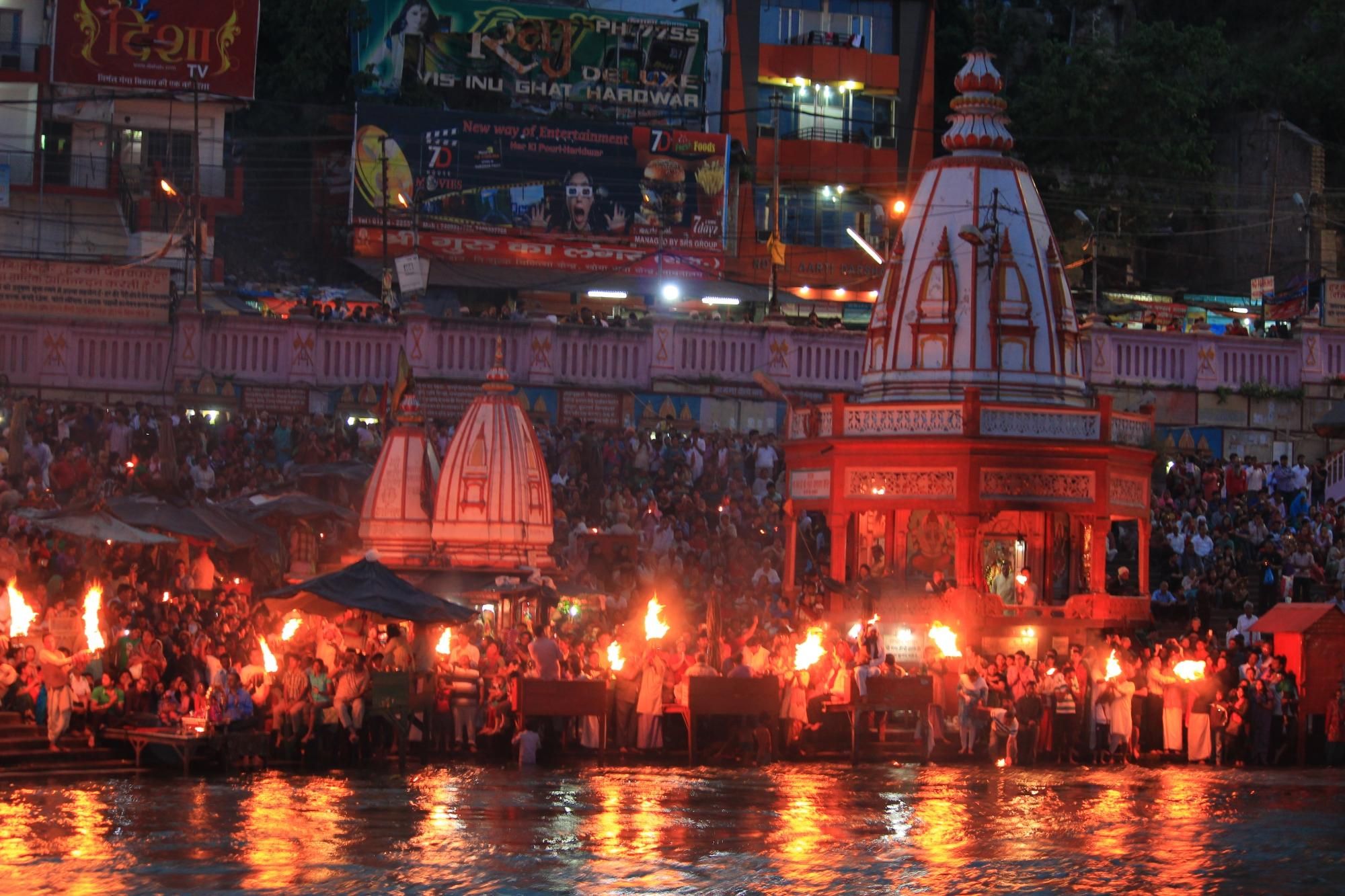 https://res.cloudinary.com/kmadmin/image/upload/v1620896846/kiomoi/Haridwar_Ganga_Aarti_in_Haridwar_1620896845172.jpg