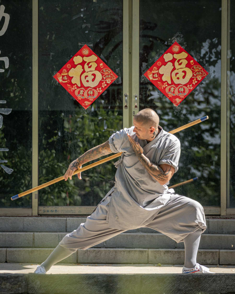 Alessandro Ferrari si allena con la staffa alla scuola Shaolin